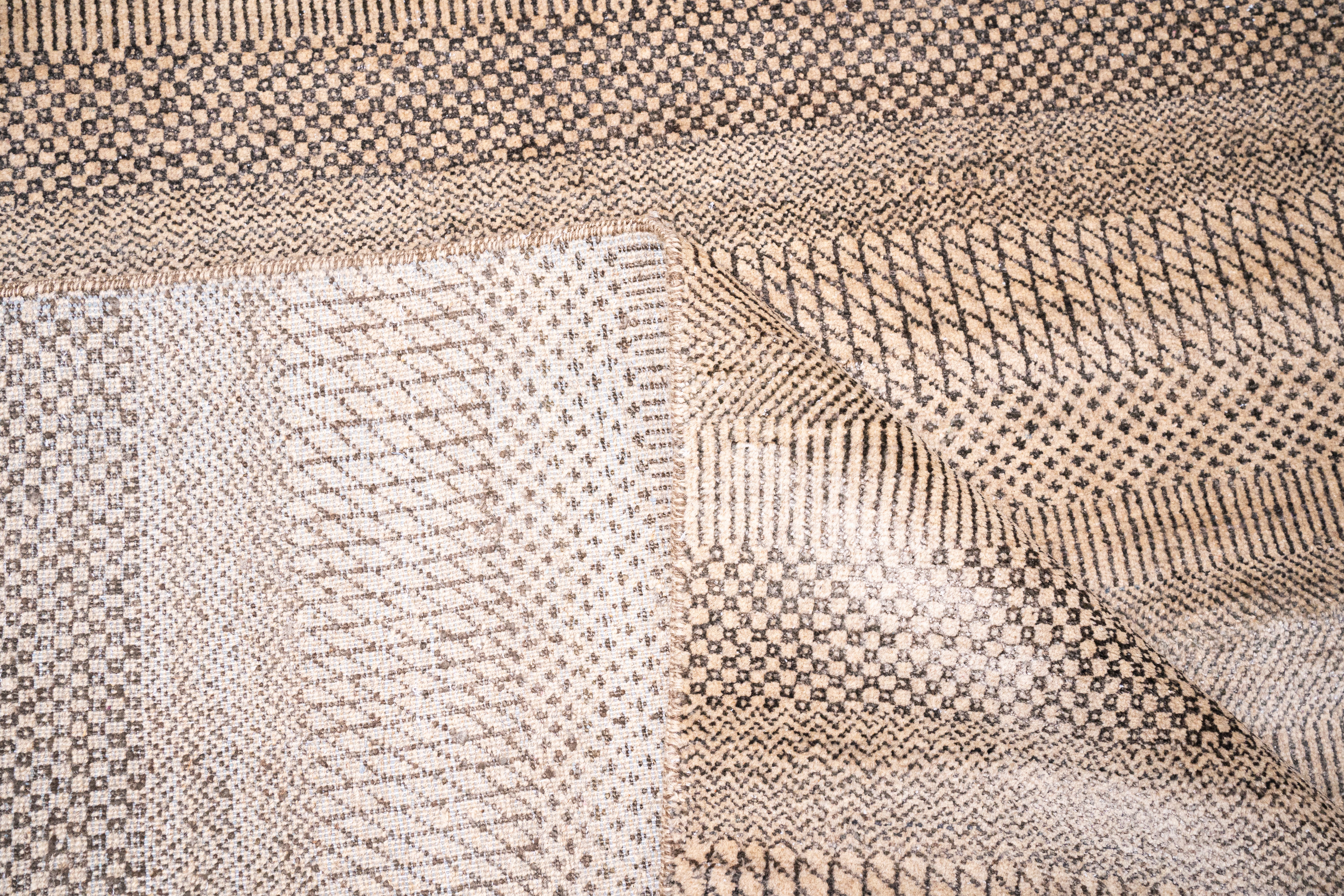 Handknotted Carpet, DIA - 111 MCN, Natural & Black